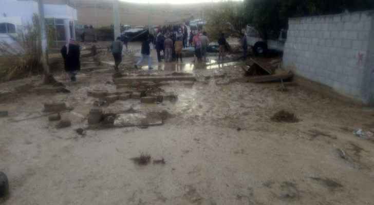 الدفاع المدني يتعامل مع حالات مداهمة سيول لمنازل المواطنين في عدد من المناطق