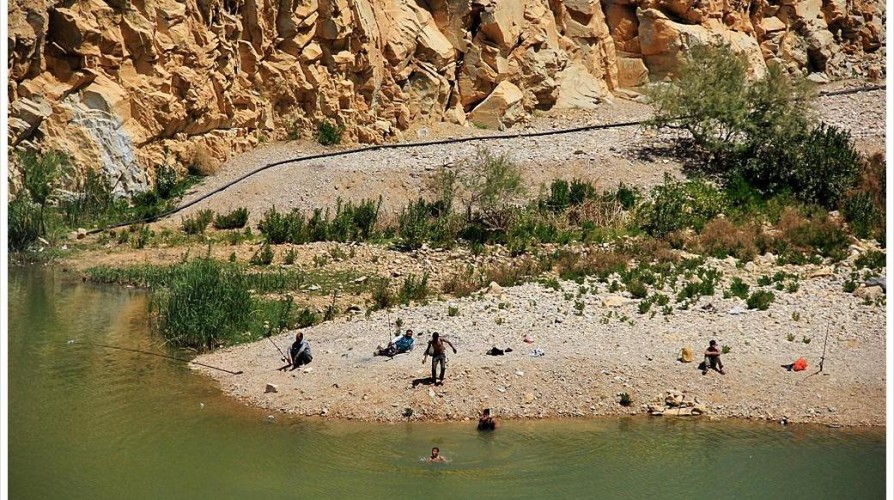 جرفت السيول مركبتهم بمنطقة مليح ..وفاة طفلة والبحث عن ذويها