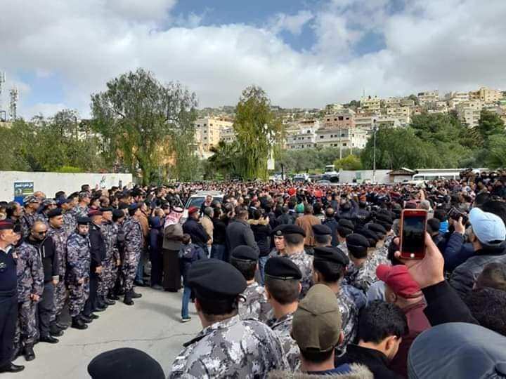 بالصور .. حضور حاشد ” تشييع جثمان الشهيد الجالودي في ماحص “
