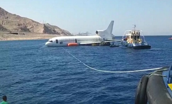 إغراق هيكل طائرة في خليج العقبة لتعزيز سياحة الغوص