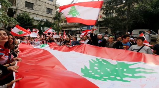 العربية : التظاهرات مستمرة بلبنان وهناك قطع طرق ..فيديو