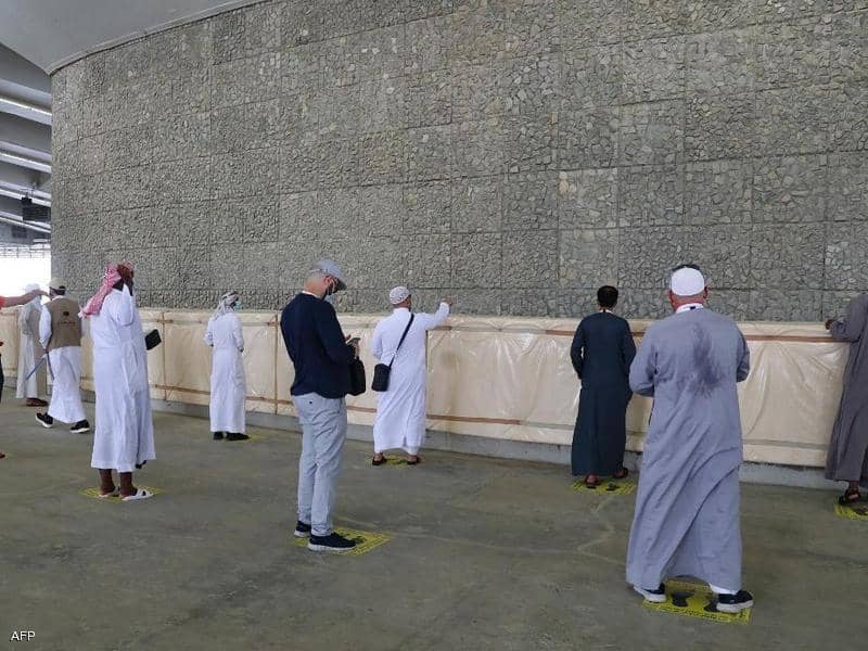 الحجاج يرمون جمرة العقبة الكبرى بأول أيام عيد الأضحى