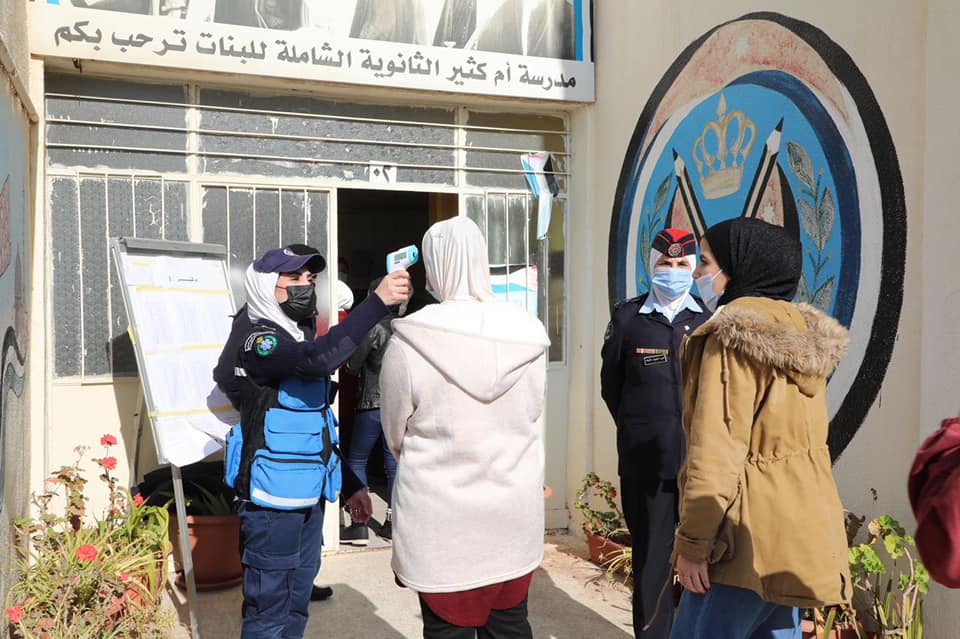 بالصور …الأمن يبدأ بتنفيذ الخطة الأمنية الشاملة لتكميلية التوجيهي