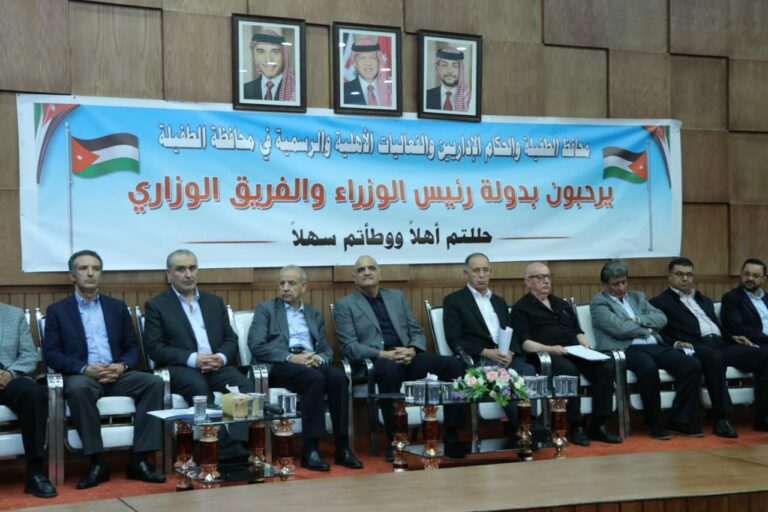 الطفيلة .. الخصاونة يقر بوجود ازمة ثقة بين الحكومة والمواطنين