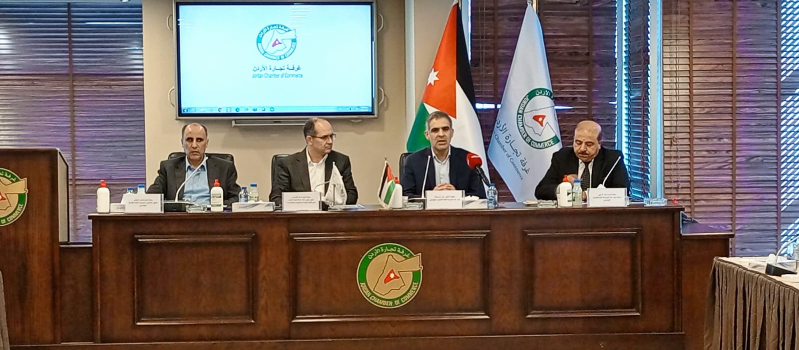 خلال لقاءٍ مع مجلس إدارة غرفة تجارة الأردن
