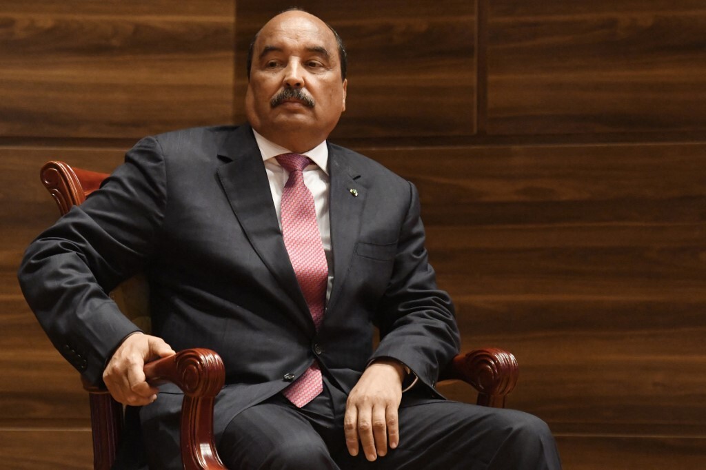 رئيس موريتانيا السابق يغادر إلى باريس