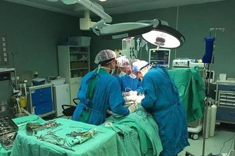 إخراج أكثر من 60 ملعقة من معدة رجل في الهند