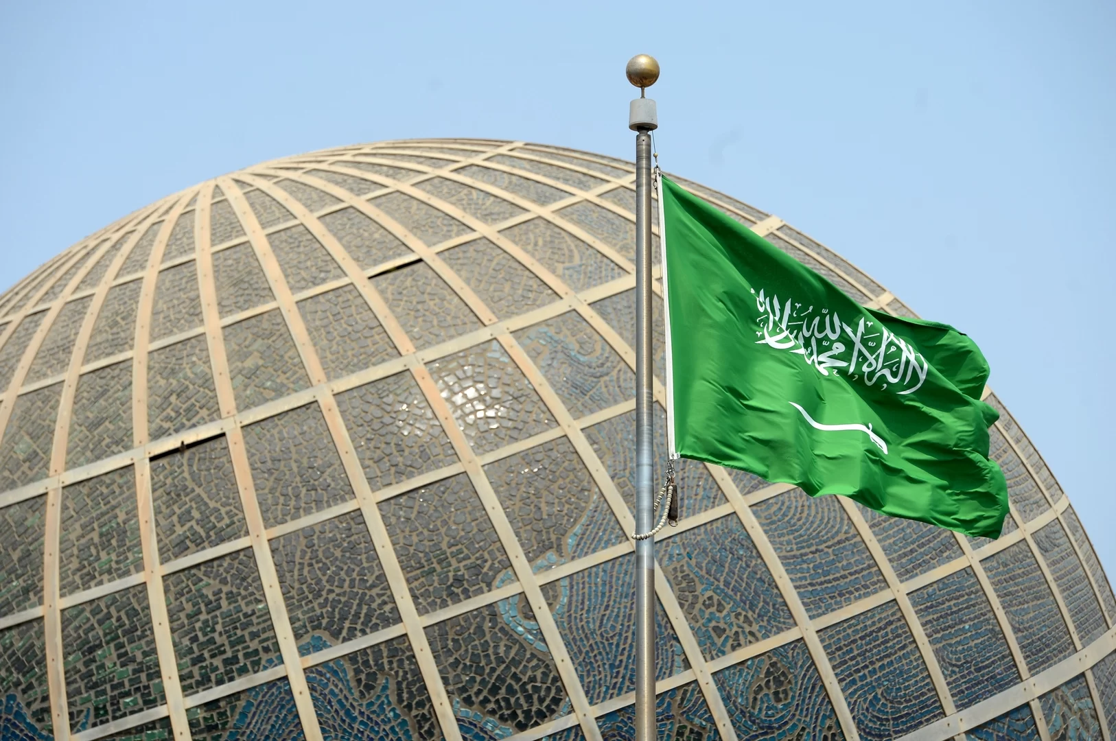 القبض على 3 أشخاص بتهمة التحرش بفتاة في مكان عام بالسعودية