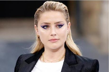 انتقاد آمبر هيرد لسفرها إلى إسبانيا رغم ديونها لجوني ديب